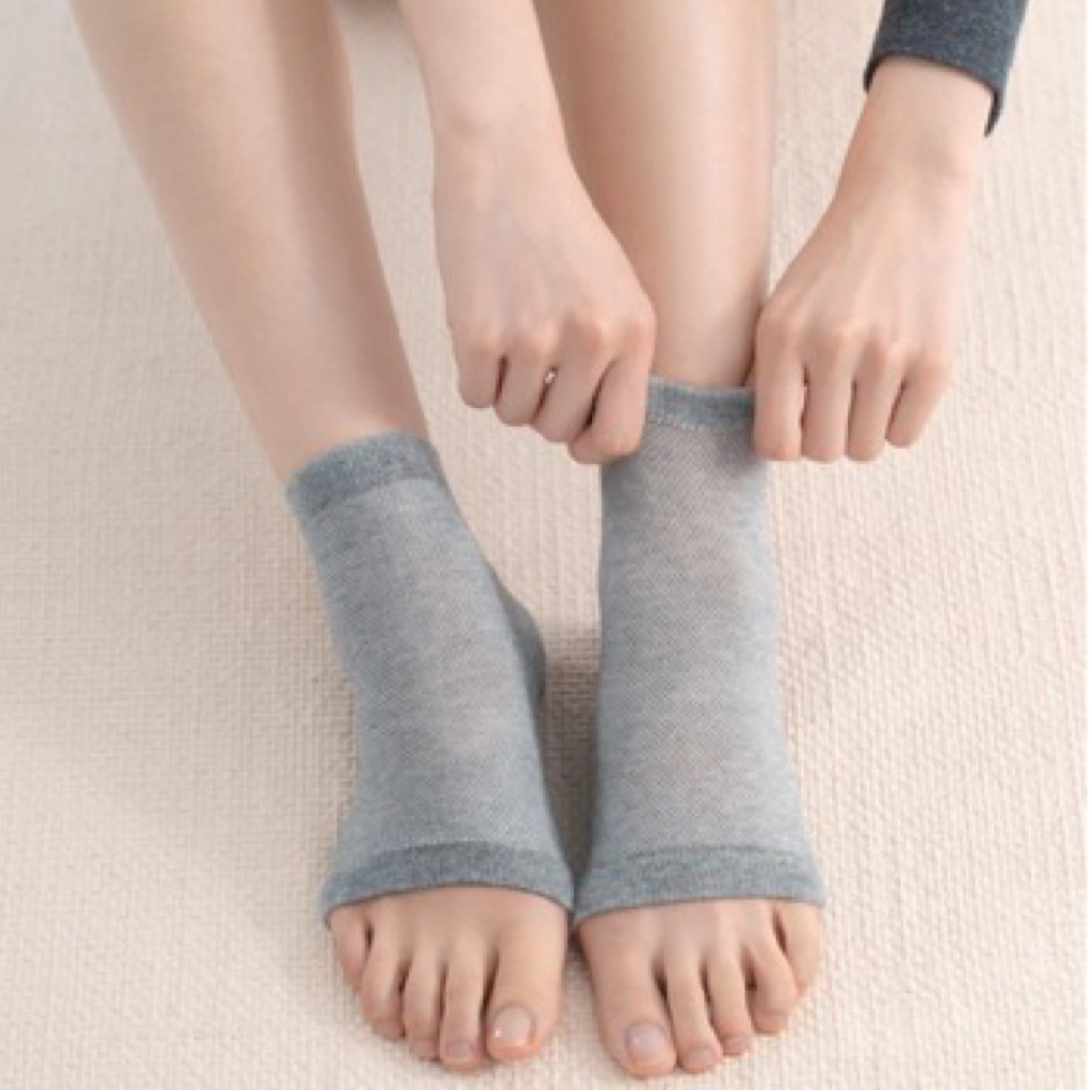 足ケア三種の神器!お家で足ケアを楽しむお手入れセット(ロミスティック/ジェルソックス/ラージサイズバーム)